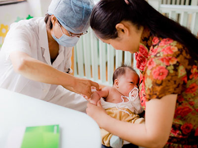 一歲前寶寶接種疫苗後的反應及護理方法