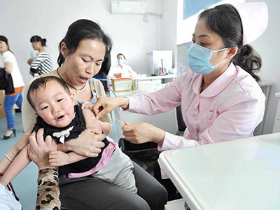 孩子出生後要按照計劃免疫程序進行預防接種