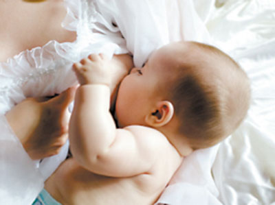 嬰兒惡心吐奶怎麼辦 怎麼護理喂奶後嬰兒