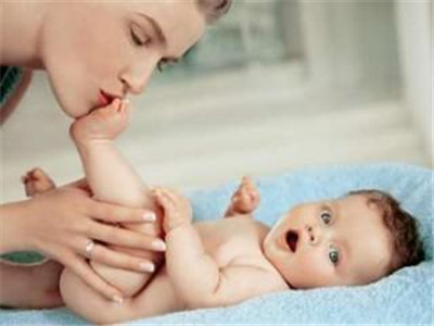 新媽媽如何應對新生兒吐奶塊