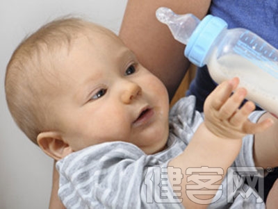 給寶寶人工喂養的牛奶必須加糖