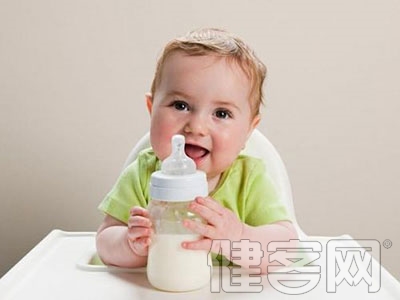 用空奶瓶哄寶寶當心吞氣症