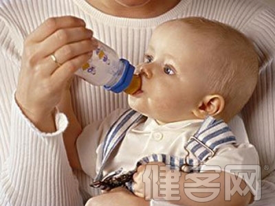 新生兒吃奶粉上火應該怎麼處理呢？