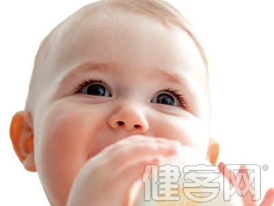 根據年齡段，解決新生兒吃奶粉上火問題