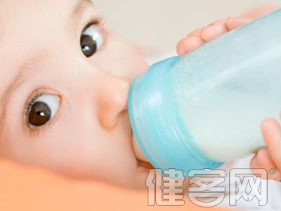 根據年齡段，解決新生兒吃奶粉上火問題