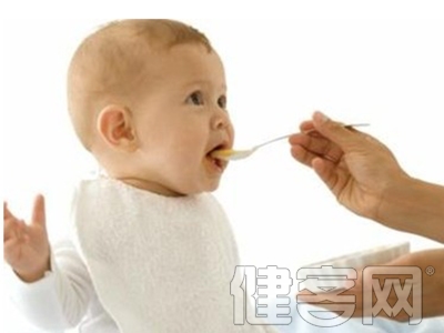 母乳喂養的寶寶還要額外喂水嗎?