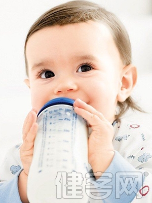 寶寶奶粉喂養不過量不過濃