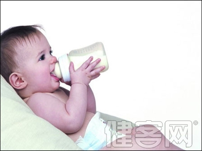 純母乳喂養，3個月內寶寶無需喝水