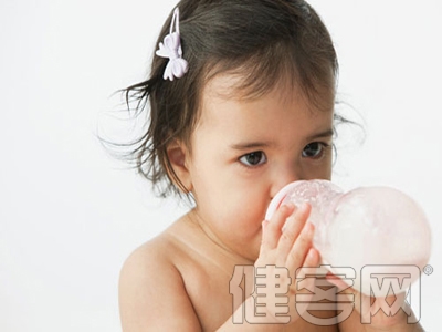 純母乳喂養，3個月內寶寶無需喝水
