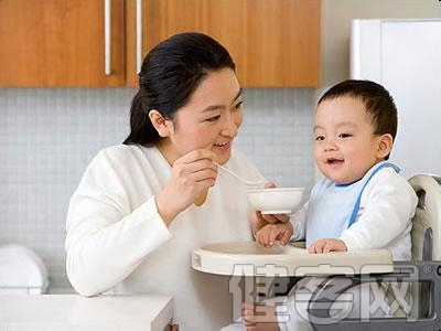 嬰兒輔食添加是關鍵 別把寶寶慣出飲食病