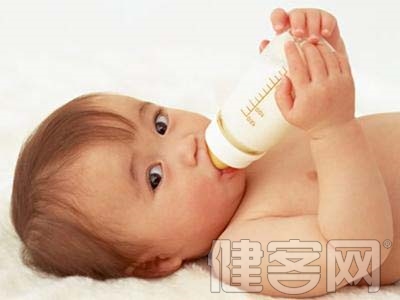 4個月內小寶寶 應忌吃羊奶粉