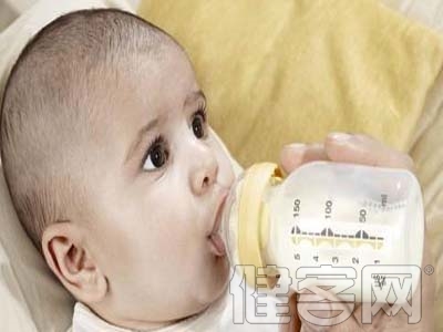 4個月內小寶寶 應忌吃羊奶粉