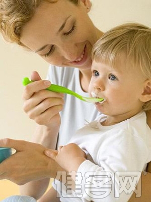 小小勺子戳傷孩子喉嚨，家長以為喉嚨感染不當回事兒