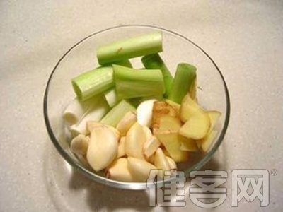 孩子感冒發燒，三樣蔬菜可退燒，別動不動就去醫院