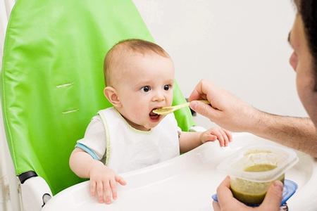 寶寶便秘父母可以喂些米湯