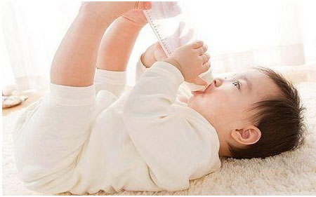寶寶便秘與喝牛奶有關嗎