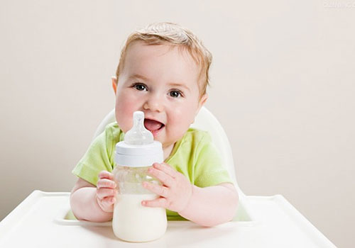 寶寶對牛奶過敏怎麼辦？又該如何喂養和應對？