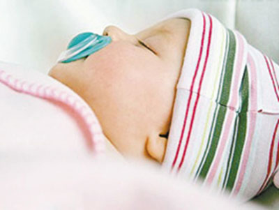 警惕寶寶捂熱綜合征 家長要科學增減衣物