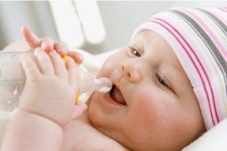 寶寶嗆奶的急救方法