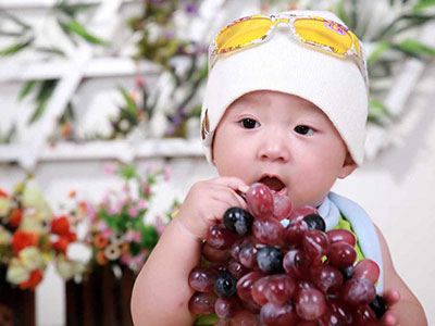 深圳一名10月大男嬰被父母喂葡萄噎死