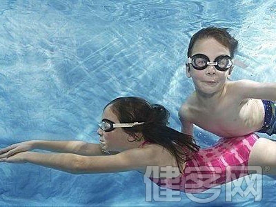 游泳回家床上溺亡 家長需警惕孩子游泳後“干性溺水”