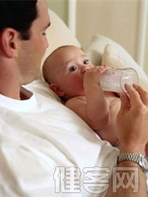新生嬰兒嗆奶的急救法