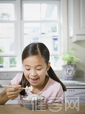 孩子吞下異物後的急救方法