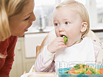 小孩吃堅果卡到喉嚨急救法