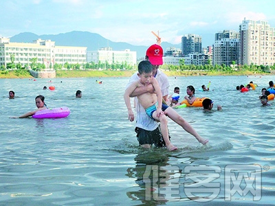 澳洲華裔男童掉入自家泳池險溺亡 獲母親及時搶救