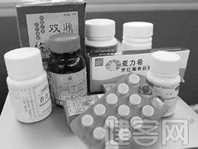 2歲男童誤食多種藥物 送往ICU急救