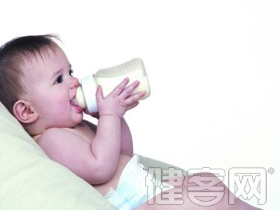 了解寶寶嗆奶窒息急救技巧