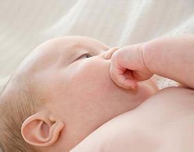 嬰兒吮吸手指智力發展的一個信號