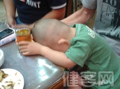 2歲男孩被灌酒後腦損傷 勿讓孩子碰酒精！