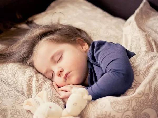 孩子一個人睡會害怕嗎？如何培養孩子獨睡的好習慣？