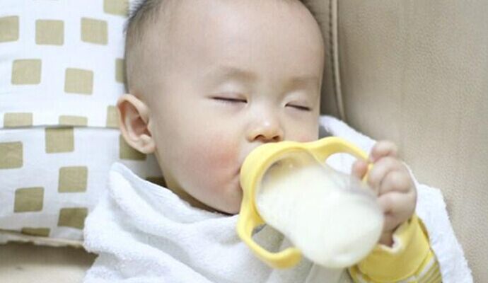 上課啦~~~讓寶寶躺著喝奶有什麼危害？
