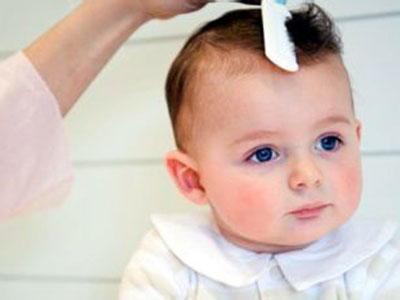 寶寶頭發又少有黃怎麼辦 嬰兒洗頭的注意事項