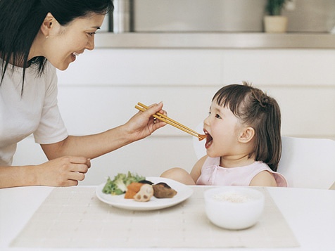 孩子不肯吃飯是家長“寵”出來的