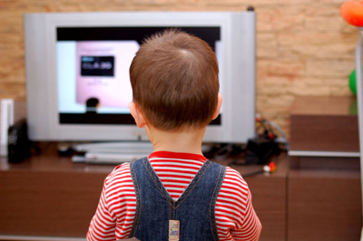 嬰兒看電視時間過長會妨礙學說話
