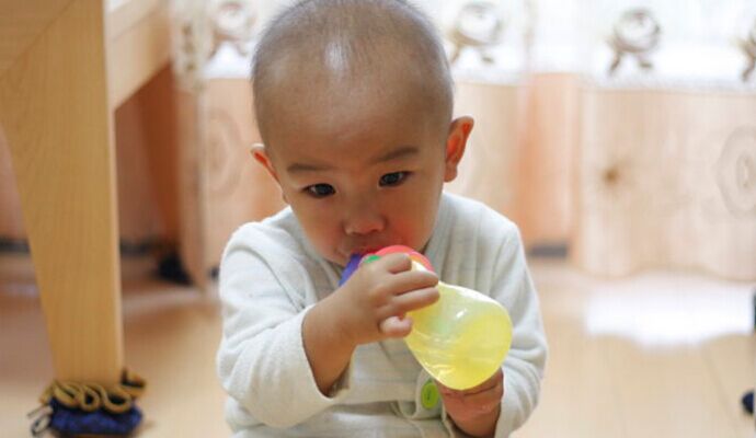 “水中毒”！夏季給寶寶補水有講究
