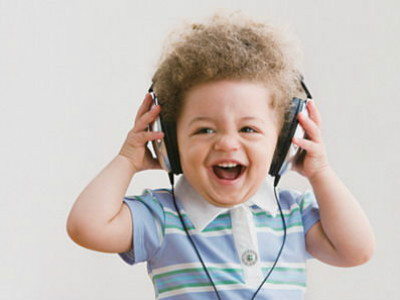 多聽音樂學唱歌對孩童的成長有利