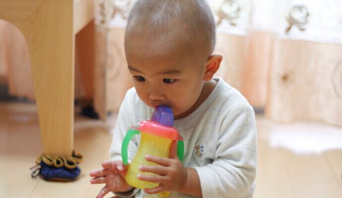 喝水有講究：不同月齡的寶寶標准不同哦