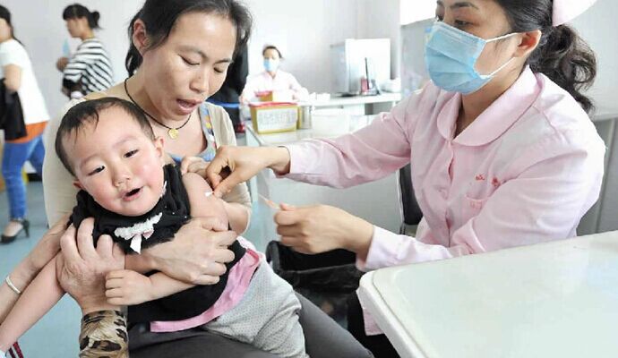 小兒接種疫苗後發燒 應如何處理