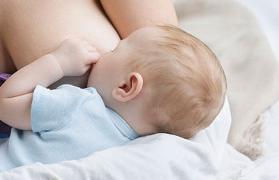 寶寶吃奶時睡著應該怎麼辦？