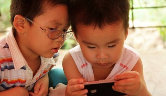 寶寶與手機“情難斷”！如何避免小孩近視？