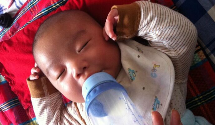 嬰兒頻繁嘔吐？！或許是牛奶過敏