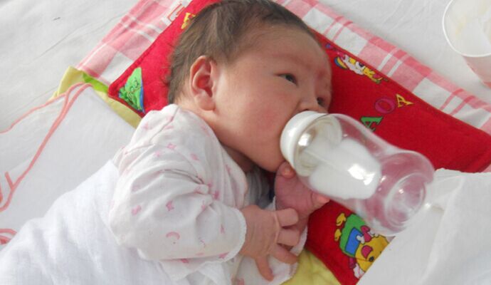提醒！寶寶躺著喝奶壞處多 