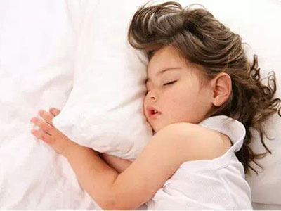 嬰兒晚睡的危害 寶寶每晚睡多久才適合