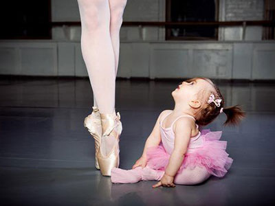 趙子琪帶女上芭蕾課 孩子幾歲學芭蕾最合適