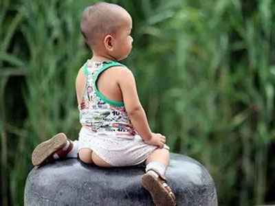 女童穿開裆褲坐稻谷堆上 谷粒鑽入女童體內發芽