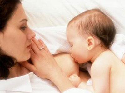 躺著給寶寶喂奶易使寶寶患中耳炎？